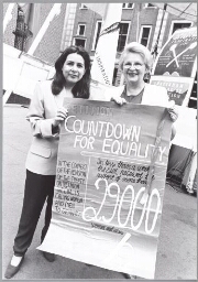 Europese Vrouwenlobby tijdens de Eurotop met vlaggen, spanborden met tekst: 'Countdown for equality' 1998