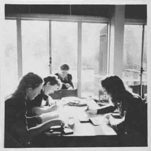 Vrouwen zijn bezig met zelfstudie in 'De Born' tijdens de oorlogsjaren 1940-1943 194?