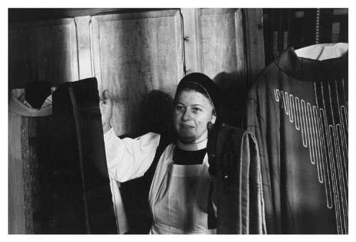 Dienaressen van de Heilige Geest (Blauwe zusters) in de passementerie (naaikamer voor kerkgewaden). 1985