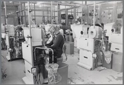 Vrouwen werkzaam bij een condoomfabriek. 1978