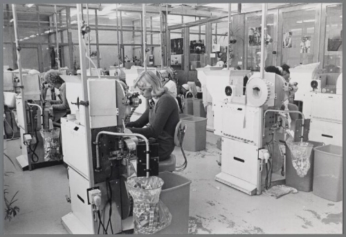 Vrouwen werkzaam bij een condoomfabriek. 1978