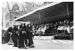 Bloedprocessie te Brugge, vroeger op de eerste maandag na de tweede mei, tegenwoordig op Hemelvaartsdag, met de relikwieën van het heilig bloed. 1984