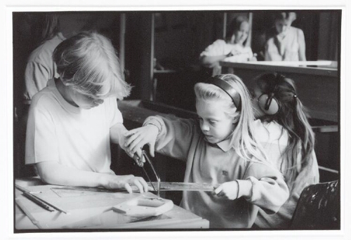 Serie foto's in het kader van Technika 10 : een project om meisjes te stimuleren belangstelling te laten krijgen voor techniek en exacte vakken 1990?
