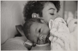 Moeder met pasgeboren baby. 1993