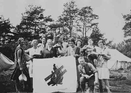 Leidsters en wakers met vlag. 1930