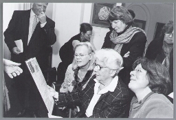 Anna Jacobs en Maddy de Clercq Zubli (familieleden van Aletta Jacobs), historica Mineke Bosch (rechtsonder) en andere genodigden bewonderen het reisvisum van Aletta Jacobs.Tijdens de feestelijke middag ter viering van de terugkomst van de geroofde archieven van het iav, die na 63 jaar weer 'thuis' zijn. 2003