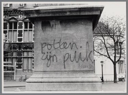 Graffiti tekst: 'potten zijn puik': 'lesbos libre'. 1983