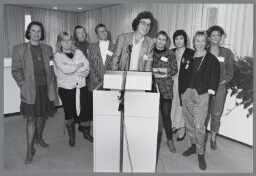 Installatie van de landelijke adviesgroep vrouwenhulpverlening door de heer Dees. 1988