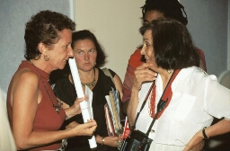Discussie tussen Turkse, Oostenrijkse, Amerikaanse en Indiase vrouwen op bijeenkomst tijdens de stop van WILPF treinreizigsters 1995