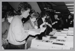 Bezoekers bij een stand met boeken tijdens het International Congress on Mental Health Care for Women, 19-22 december 1988 in Amsterdam. 1988