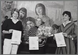Vier huismeesters ontvangen hun diploma. 1989