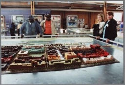Bezoekers bij de maquette van IJburg, een nieuwe stadswijk van Amsterdam, tijdens de Open Dag 2001