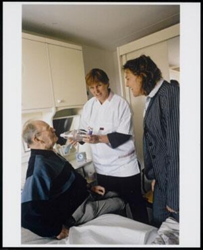 Tweede Kamerlid Anja Timmer (rechts) op werkbezoek bij meneer Arlës met verzorgende Maria Appelman van thuiszorginstelling Carint 2003