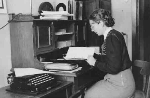 Bijschrift: 'Thans in eigen kantoor 1942