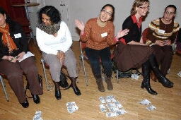 Vrouw & Geld Café georganiseerd door E-Quality, biedt vrouwen de mogelijkheid om op laagdrempelige wijze in hun financiën te duiken zoals budgetteren, inkomen, belastingen, pensioenen of beleggen 2009