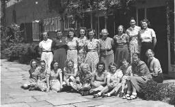 Groepsfoto van cursisten op Vrouwen Vormingcentrum De Born. 1942 ?