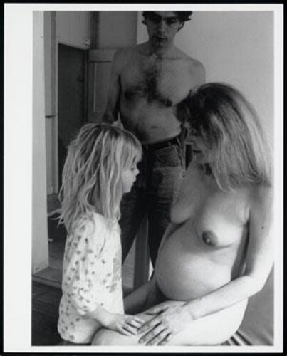 Naakte zwangere moeder met haar dochter 1995