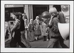 Vrouwen lopen met ballon met tekst: 'Abortus vrij' in de demonstratie tegen de abortuswet 1980