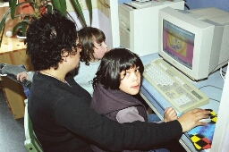 Meisjes computeren met de juf op buitenschoolse opvang de Vuurtoren. 2002