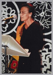 Jurylid Edy Seriese tijdens de uitreiking van de Zami Award 2000 met het thema literatuur 2000