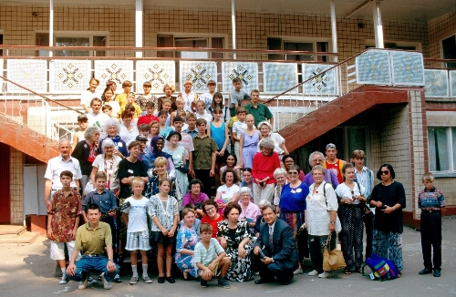 Groepsportret van de kinderen en begeleiders van het kinderkamp voor wezen uit de regio van Kiev 1995
