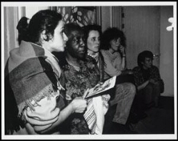 Vijf vrouwen zitten te luisteren tijdens een activiteit in het Vrouwenhuis 198?