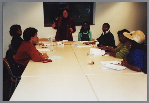 Surinaams-Nederlandse schrijfster Thea Doelwijt geeft een workshop ter gelegenheid van de Zami Award uitreiking 2000 met het thema literatuur 2000