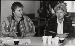 Kringgesprek over de vraag 'Hoe verloopt de samenwerking tussen traditionele vrouwenorganisaties en de autonome, de nieuwe vrouwenbeweging, wat zijn positieve en wat negatieve kanten? Foto v.l.n.r.: Ada Baas (CDA Vrouwenberaad) en Lydia Groenewegen (Ver 1986