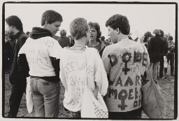Antikernenergie demonstratie, vrouwen dragen T-shirts met tekst: 'Dodewaard baart ons zorgen', met vrouwenteken. 1981