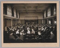 Publiek van het Nationaal Congres van het Nederlandsch Comité van Vrouwen voor Duurzamen Vrede 1917