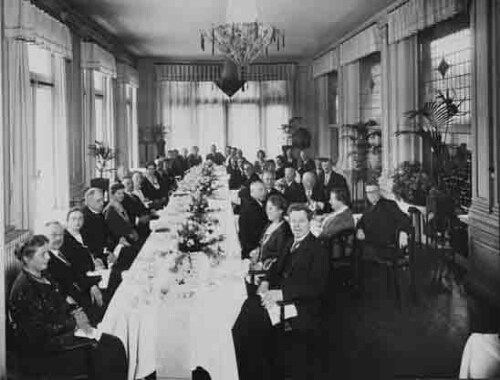 Johanna Westerdijk, negende van links aan de tafel 1931