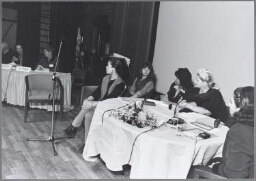 Tijdens een conferentie over armoede wordt een Haags project gepresenteerd: 'de Koffiepot' - sociale activering voor vrouwen. 1997