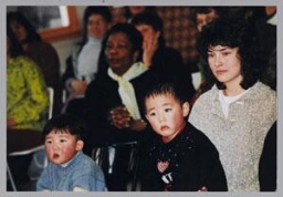 Twee chinese jongetjes tijdens de viering van het Chinese Nieuwjaar bij Zami 1999