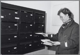 Positieve actie bij de PTT: méér vrouwelijke postbestellers. 1989