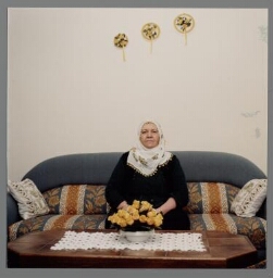 Een Turkse vrouw in haar huis in Nederland 2000