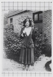 Portret van Anna Pieternella Schuyff, onderwijzeres aan de School met den Bijbel te Den Oever  van 1929 tot 1934. 1933?