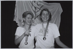 Portret van deelneemsters en medaille winnaressen aan de Gay games 1998