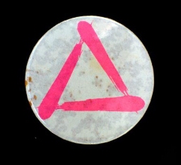 Roze driehoek. Button