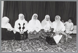Een groep allochtone vrouwen met hoofddoek. 1987