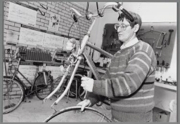 Fietsenmaakster aan het werk in de werkplaats. 1990