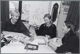 Studentes aan de Hogeschool voor de kunsten maken ontwerp voor CD-Rom. 1998