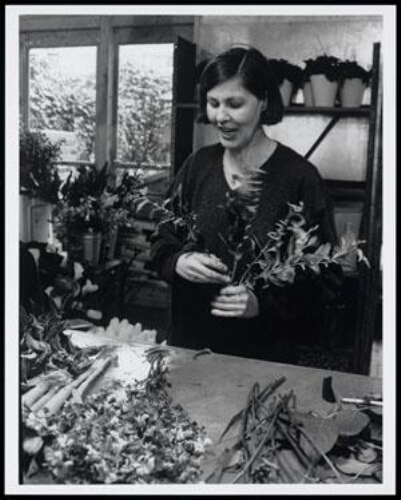 Portret van Gerda van de Berg (1947), bloemist en eigenares van een bloemenwinkel, aan het werk 1998
