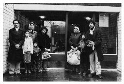 Een Marokkaans gezin wacht voor het gemeentehuis tot openingstijd, nadat ze eerder die nacht uit een leegstaand pand zijn gezet. 1979