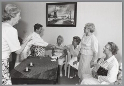 Groep ouderen in een groepswonen-project voor ouderen. 1987