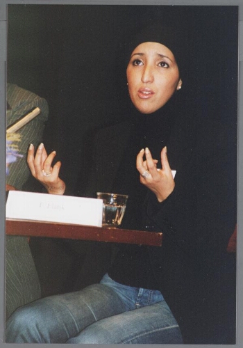 Fatima Elatik, stadsdeelraadslid Zeeburg, tijdens de uitreiking van de Zami Award 2001 (thema: vluchtelingen). 2001