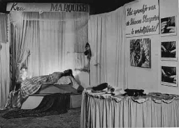 Stand van de afdeling 'De vrouw in de mode': 'Krulringen' voor het zetten van krullen op de tentoonstelling 'De Nederlandse Vrouw 1898-1948'. 1948