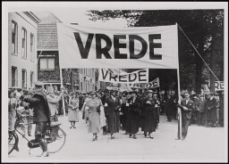 Strijdsters voor vrede en mensenrechten in Utrecht loopen met spandoeken met de tekst 'Vrede' door de stad Utrecht. 1934