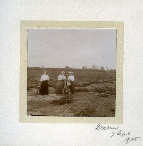 Johanna Westerdijk (midden), met haar vriendinnen Catharina (To) Sluiter (links) en Chris Pouw (rechts) in hun vakantie tijdens een fietstochtje bij Deelen in Gelderland 1906