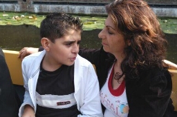 Vrouw met zoon tijdens een boottocht voor vluchtelingenvrouwen 2007