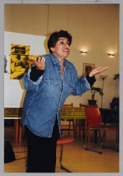 Cabaretière Funda Müjde tijdens Café Zamicasa over beeldvorming en vreemdelingenbeleid. 1999